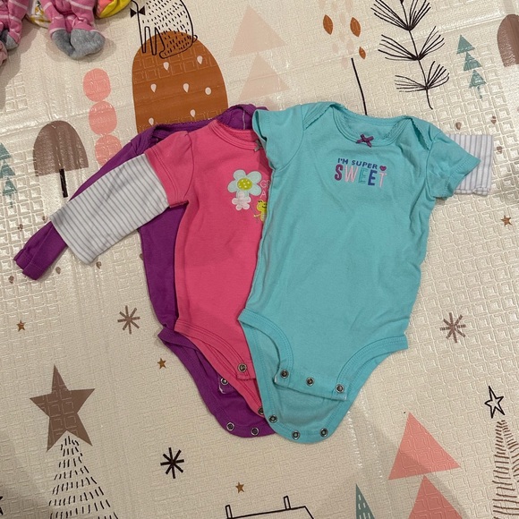 6 months Carter’s Baby Girl Clothes Onesies - Picture 1 of 5